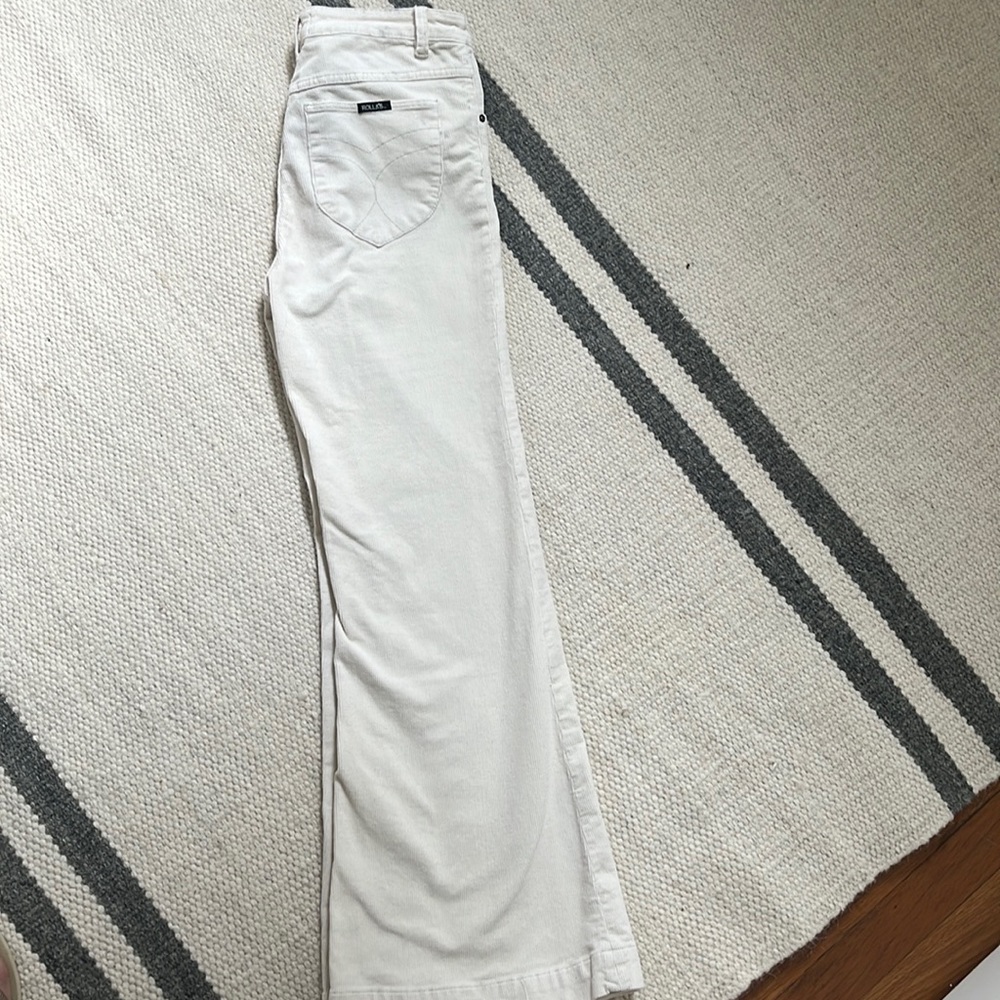 Cream corduroy Rollas: The Eastcoast Flare :
Specially angled/shaped 🍑
Zip